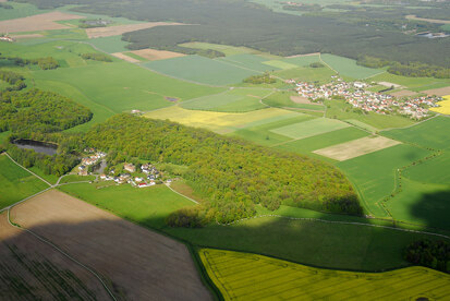 Blick von Südwesten auf den Auewald Laske, links der Ort Laske, rechts Ralbitz (Foto: M. Höhne, Archiv Naturschutz LfULG)