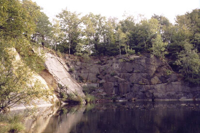 Anthropogen entstandene Felsen im Steinbruch am Burgstall (Foto: A. Wollenberg, Archiv Naturschutz LfULG)