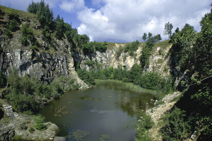 Ehemaliger Kalkbruch mit offenen naturnah entwickelten Felsbereichen (Foto: F. Klenke, Archiv Naturschutz LfULG)
