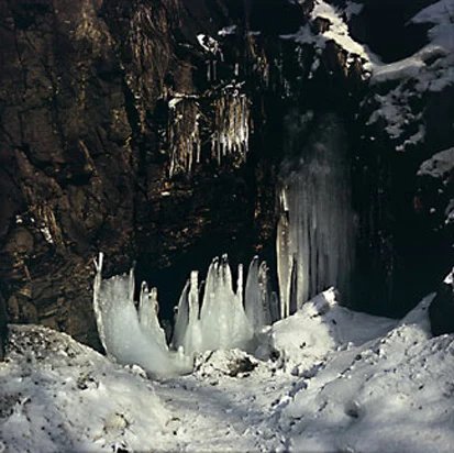 Fledermausquartier - Höhle mit Eiszapfen (Foto: M. Wilhelm, Archiv Naturschutz LfULG)