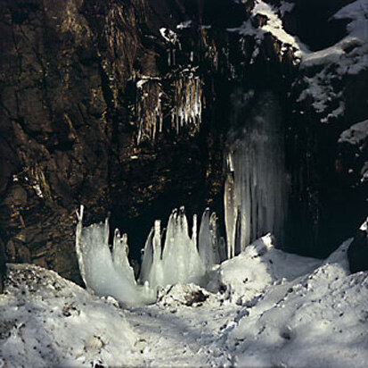 Fledermausquartier - Höhle mit Eiszapfen (Foto: M. Wilhelm, Archiv Naturschutz LfULG)