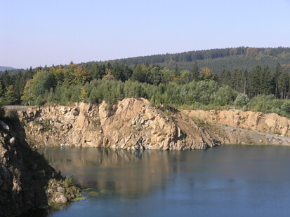 Steinbruch mit offener Felswand im Hohwald (Foto: H. Blischke, Archiv Naturschutz LfULG)